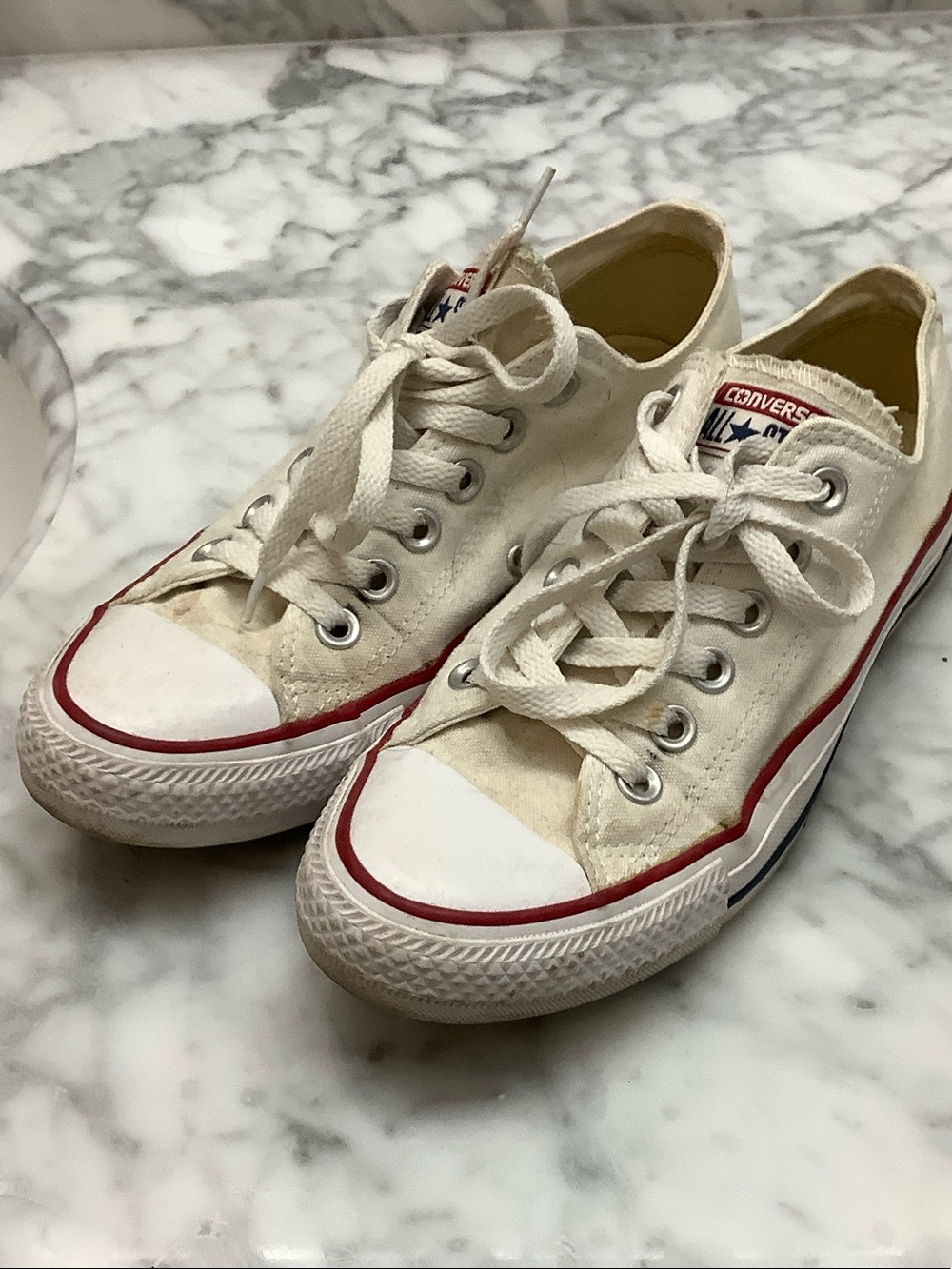 Converse womens Low Top Canvas Sneakers in Cream with Red Trim sz 7